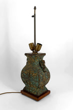 将图片加载到图库查看器,Importante lampe en bronze à patine vert de gris, style chinois archaïque– XXᵉ siècle