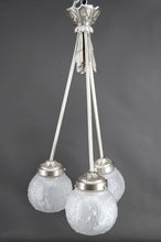 Загрузить изображение в средство просмотра галереи, Rare lustre Art déco à trois feux signé Muller Frères, modèle « Paons », Bronze nickelé, France, vers 1925