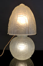 Загрузить изображение в средство просмотра галереи, Lampe champignon Art déco en verre pressé moulé, attribuée à Muller Frères, vers 1930