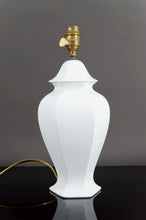 将图片加载到图库查看器,Belle lampe en porcelaine blanche, France, circa 1950-1960