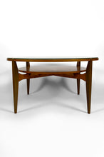 Lade das Bild in den Galerie-Viewer, Importante table basse scandinave Mid-Century en noyer et verre – Circa 1960 – Attribuée à Wilhelm Renz