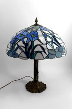 将图片加载到图库查看器,Exceptionnelle lampe de table Art Nouveau – Style Tiffany – Bronze sculpté & vitrail opalescent – Vers 1980