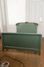 将图片加载到图库查看器,Lit Art Nouveau en bois sculpté et peint, Thème floral : Pavots / Coquelicots, France, vers 1900