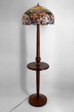 Загрузить изображение в средство просмотра галереи, Lampadaire Art Déco authentique en noyer sculpté & abat-jour vitrail style Tiffany, vers 1920