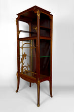 将图片加载到图库查看器,Vitrine Art Nouveau, Bronzes dorés sur un thème floral, France, vers 1900