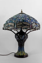 将图片加载到图库查看器,Importante lampe de salon Art Nouveau, Bronze patiné et Vitrail, d'après Tiffany Studios, Années 1980