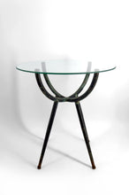 Загрузить изображение в средство просмотра галереи, Guéridon en métal patiné et plateau en verre, design moderniste, Italie, Circa 1960