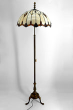将图片加载到图库查看器,Lampadaire en bronze et abat jour en vitrail de style Tiffany – XXᵉ siècle