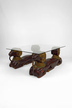将图片加载到图库查看器,Table basse aux béliers en bois sculpté, Hollywood Regency, vers 1970