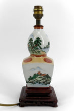 将图片加载到图库查看器,Lampe en Porcelaine Japonaise, Décor de Châteaux et Pagodes, XXe