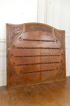 Загрузить изображение в средство просмотра галереи, Important porte-pipes en Cuir Repoussé, France, XXe