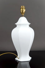 将图片加载到图库查看器,Belle lampe en porcelaine blanche, France, circa 1950-1960