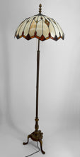 将图片加载到图库查看器,Lampadaire en bronze et abat jour en vitrail de style Tiffany – XXᵉ siècle