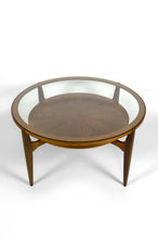 Lade das Bild in den Galerie-Viewer, Importante table basse scandinave Mid-Century en noyer et verre – Circa 1960 – Attribuée à Wilhelm Renz