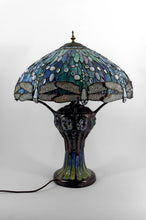将图片加载到图库查看器,Importante lampe de salon Art Nouveau, Bronze patiné et Vitrail, d'après Tiffany Studios, Années 1980