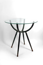 Загрузить изображение в средство просмотра галереи, Guéridon en métal patiné et plateau en verre, design moderniste, Italie, Circa 1960