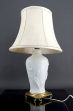 将图片加载到图库查看器,Lampe en biscuit de porcelaine, "Calla Lily", par Nicholas Berbenczy, éditée par Franklin Mint, USA, 1986