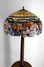 Загрузить изображение в средство просмотра галереи, Lampadaire Art Déco authentique en noyer sculpté & abat-jour vitrail style Tiffany, vers 1920