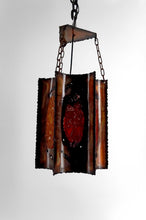 Load image into Gallery viewer, Suspension / Lustre des Potiers d'Accolay en Cuivre Patiné et Médaillons Multicolores en Résine Fractale, Circa 1970