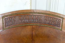 Загрузить изображение в средство просмотра галереи, Important porte-pipes en Cuir Repoussé, France, XXe