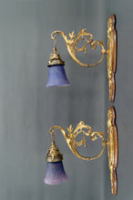 Загрузить изображение в средство просмотра галереи, Paire d'applique Rococo / Louis XV en bronze doré, socles en noyer et tulipes en verre, France, Circa 1900