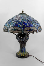 将图片加载到图库查看器,Importante lampe de salon Art Nouveau, Bronze patiné et Vitrail, d'après Tiffany Studios, Années 1980