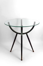 Загрузить изображение в средство просмотра галереи, Guéridon en métal patiné et plateau en verre, design moderniste, Italie, Circa 1960