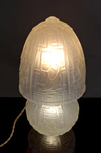 Загрузить изображение в средство просмотра галереи, Lampe champignon Art déco en verre pressé moulé, attribuée à Muller Frères, vers 1930