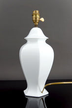 将图片加载到图库查看器,Belle lampe en porcelaine blanche, France, circa 1950-1960