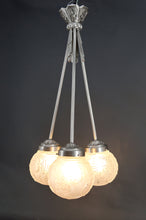 Загрузить изображение в средство просмотра галереи, Rare lustre Art déco à trois feux signé Muller Frères, modèle « Paons », Bronze nickelé, France, vers 1925