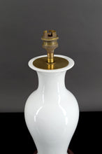 将图片加载到图库查看器,Lampe en porcelaine blanche, Asie, Circa 1950-1960
