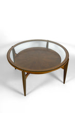 Lade das Bild in den Galerie-Viewer, Importante table basse scandinave Mid-Century en noyer et verre – Circa 1960 – Attribuée à Wilhelm Renz