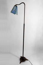 将图片加载到图库查看器,Lampadaire liseuse Art Déco en bronze et vitrail polychrome, Circa 1920