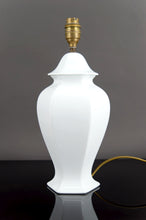 将图片加载到图库查看器,Belle lampe en porcelaine blanche, France, circa 1950-1960