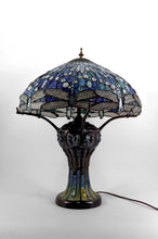 将图片加载到图库查看器,Importante lampe de salon Art Nouveau, Bronze patiné et Vitrail, d'après Tiffany Studios, Années 1980