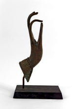 Загрузить изображение в средство просмотра галереи, Main de Bouddha en Bronze Patiné, montée sur Socle, Thaïlande, XXe Siècle