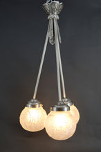 Загрузить изображение в средство просмотра галереи, Rare lustre Art déco à trois feux signé Muller Frères, modèle « Paons », Bronze nickelé, France, vers 1925