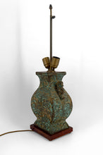 将图片加载到图库查看器,Importante lampe en bronze à patine vert de gris, style chinois archaïque– XXᵉ siècle