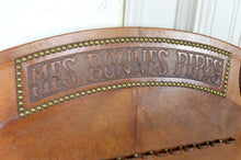 Загрузить изображение в средство просмотра галереи, Important porte-pipes en Cuir Repoussé, France, XXe