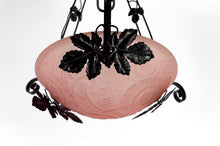 Charger l'image dans la galerie, Importante suspension / lustre en fer forgé à décor de vigne, vasque en verre rose pressé-moulé à décor de fleurs géométriques, Art Deco, France, circa 1930