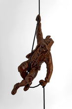 将图片加载到图库查看器,Exceptionnelle suspension « Tyrolien / Alpiniste », Sculpture figurative en bois – Forêt Noire, vers 1950