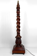 将图片加载到图库查看器,Important Lampadaire Colonne Victorienne Torsadée en Noyer Massif, Royaume-Uni, Style Tudor, Circa 1900