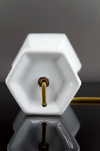 将图片加载到图库查看器,Belle lampe en porcelaine blanche, France, circa 1950-1960