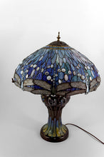 将图片加载到图库查看器,Importante lampe de salon Art Nouveau, Bronze patiné et Vitrail, d'après Tiffany Studios, Années 1980