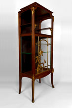 将图片加载到图库查看器,Vitrine Art Nouveau, Bronzes dorés sur un thème floral, France, vers 1900