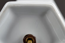 将图片加载到图库查看器,Belle lampe en porcelaine blanche, France, circa 1950-1960