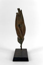 Загрузить изображение в средство просмотра галереи, Main de Bouddha en Bronze Patiné, montée sur Socle, Thaïlande, XXe Siècle