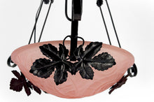 Charger l'image dans la galerie, Importante suspension / lustre en fer forgé à décor de vigne, vasque en verre rose pressé-moulé à décor de fleurs géométriques, Art Deco, France, circa 1930