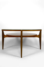Lade das Bild in den Galerie-Viewer, Importante table basse scandinave Mid-Century en noyer et verre – Circa 1960 – Attribuée à Wilhelm Renz