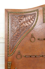 Загрузить изображение в средство просмотра галереи, Important porte-pipes en Cuir Repoussé, France, XXe